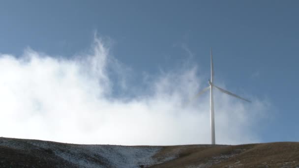 多云的阵风从山坡上方升起 刮来并旋转风力涡轮机叶片 — 图库视频影像