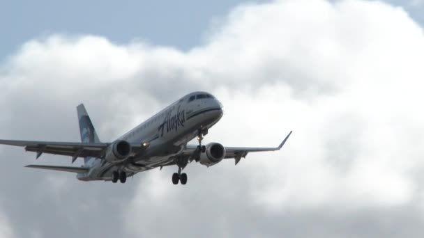 Volo Alaska Airlines Che Vola Attraverso Cielo Nuvoloso Vicino Aereo — Video Stock