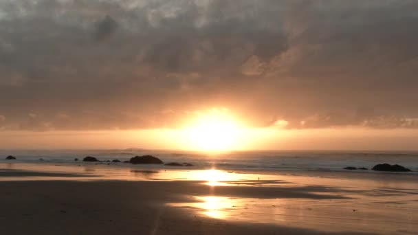 Kleurrijke Wolken Lichten Hemel Terwijl Zon Ondergaat Boven Stille Oceaan — Stockvideo