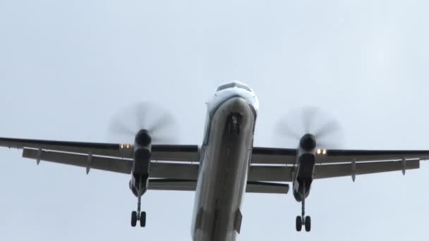 Flugzeug Fliegt Direkt Über Kopf Wolkenverhangenen Blauen Himmel Kamerafahrt Mit — Stockvideo