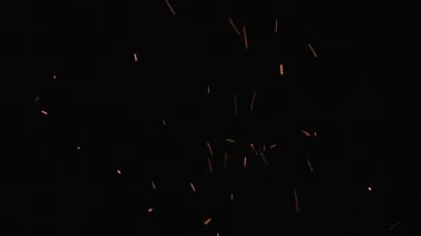 Gece gökyüzünde ateşten yükselen yanan kül, arka plan için ortalama kıvılcımlar.