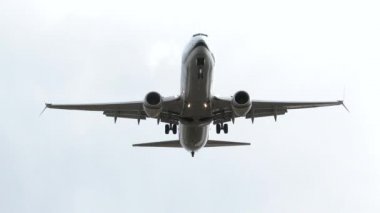 Jet motorunun gürültüsüyle tam tepenizde uçan ticari uçak geçerken, yaklaşın ve kalkışta veya varışta kullanmak için uzaklaşın.