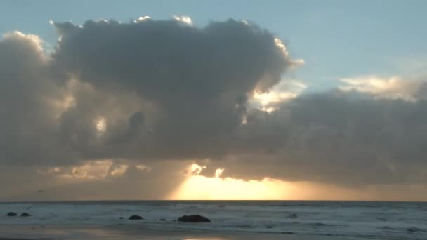 Vidvinkeltiden Förfaller Vid Oregons Kust Solnedgången Med Moln Som Passerar — Stockvideo
