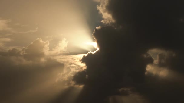 Dunkle Wolken Ziehen Vorbei Und Geben Helles Gleißendes Licht Himmel — Stockvideo