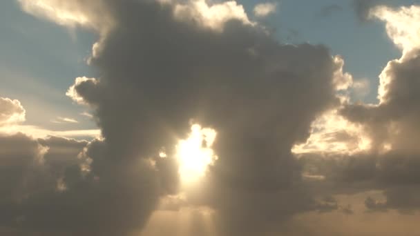 Nuageux Laps Temps Avec Soleil Rayonnant Travers Grands Nuages Comme — Video