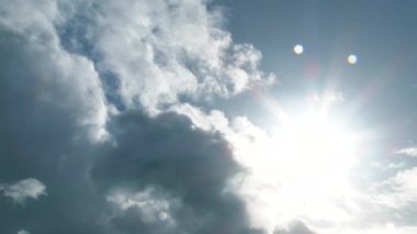 Gökyüzünden geçen fırtına bulutu son birkaç damla yağmur damlatıyor mavi gökyüzünü ve parlak güneşi açığa çıkarıyor, zaman akıp gidiyor..
