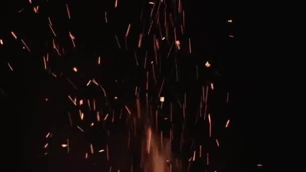 Велика Кількість Іскри Піднімається Від Полум Вогню Чорному Тлі — стокове відео