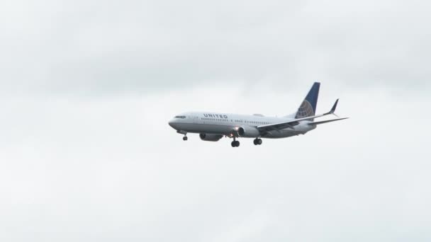 Panning Tiro Voo United Airlines Como Avião Vem Rápido Baixo — Vídeo de Stock