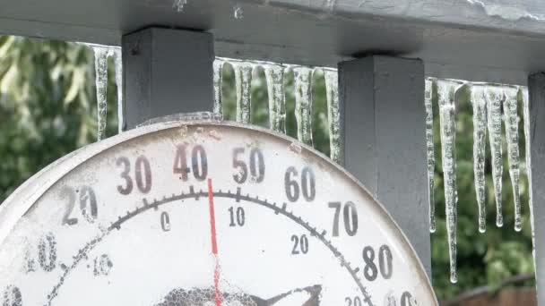 Close Termômetro Meteorológico Lendo Acima Congelamento Derretendo Icicles Após Tempestade — Vídeo de Stock