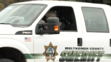 Multnomah İlçe Şerifi pikap aracıyla geçerken şöyle bir baktı ve elini salladı. Merhaba..