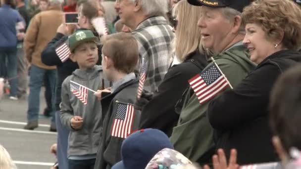 在俄勒冈州波特兰的一次户外活动中 各个年龄段的人都表现出了爱国心 — 图库视频影像