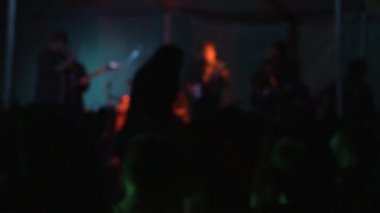 Müzik mekanında tanınmayan grup ve seyirci, yumuşak odak.