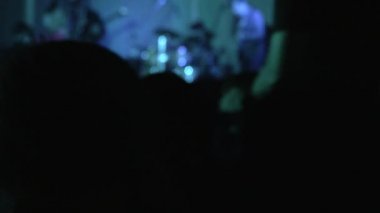 Gece kulübünde tanınmayan insanlar, yumuşak odak.