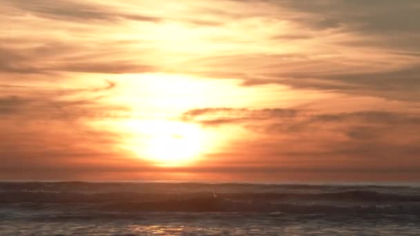 Lapso Tiempo Durante Atardecer Sobre Océano Transición Día Noche Nublada — Vídeos de Stock