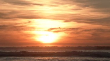 Pasifik Okyanusu üzerinde gün batımında gerçek zamanlı manzara bulutlu ve renkli bir akşamda.