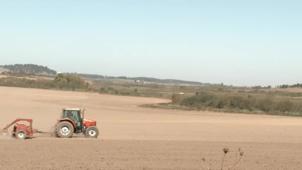 オレゴン州の新しい作物のための新鮮な土壌を介して赤いトラクタードライブ — ストック動画