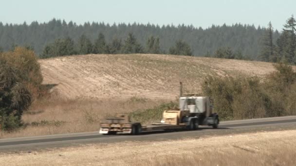 Жаркий Сухой День Орегоне Сельской Дороге Ездят Различные Транспортные Средства — стоковое видео