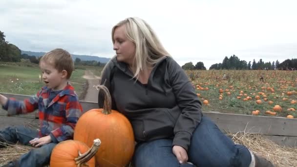 Oregon Balkabağı Tarlasında Anne Oğluyla Samanlıkta Gezerken Yeni Cadılar Bayramı — Stok video