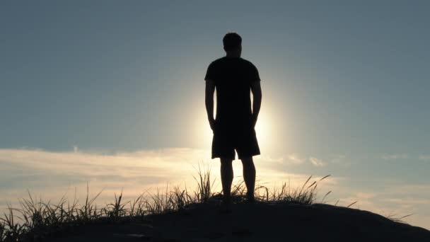 Modell Freigelassene Person Steht Auf Sanddüne Mit Blick Auf Den — Stockvideo