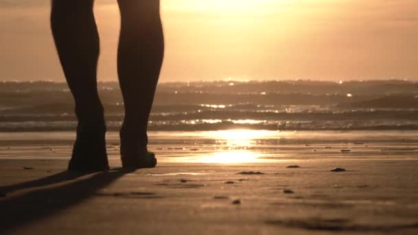 Pessoa Sai Praia Areia Durante Pôr Sol Desfruta Brisa Quente — Vídeo de Stock