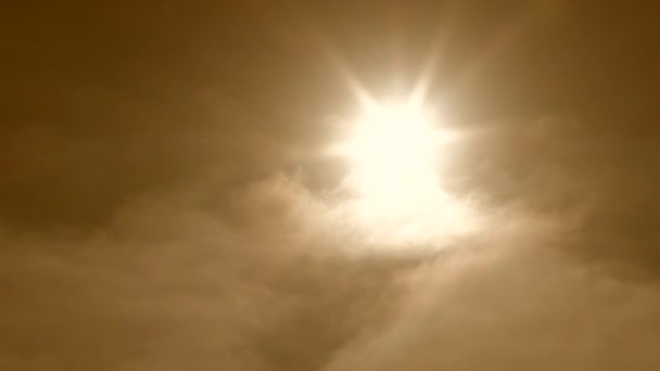 Sıcak Güneşli Gökyüzünde Duman Yükselir — Stok video
