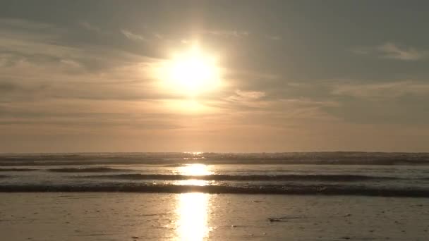 潮は穏やかな日没の間にオレゴン海岸で後退し 人々は見えない — ストック動画