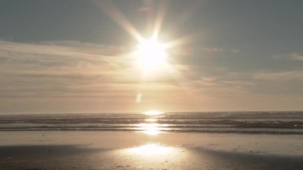 太平洋上の太陽の中心は 晴れた穏やかな日にオレゴン海岸からフレーム — ストック動画