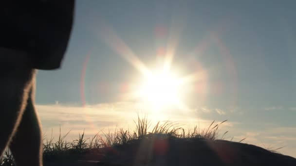 Модель Освобожденный Человек Подходит Стоит Песчаной Дюне Видом Солнечное Голубое — стоковое видео