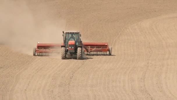 オレゴン州の暑い日に 農家はトラクターを運転して土壌を耕し 新しい作物の準備をします — ストック動画