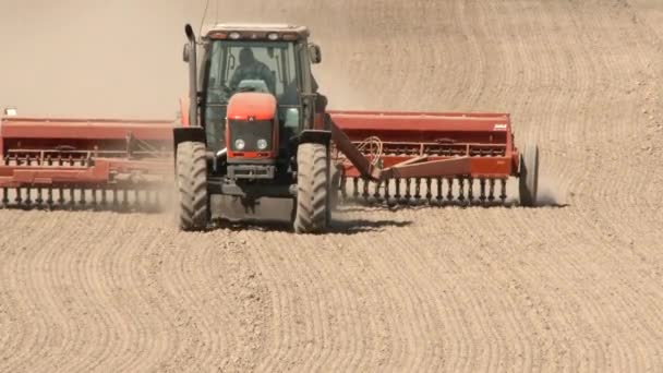 Einem Heißen Tag Oregon Bearbeitet Ein Bauer Mit Seinem Traktor — Stockvideo