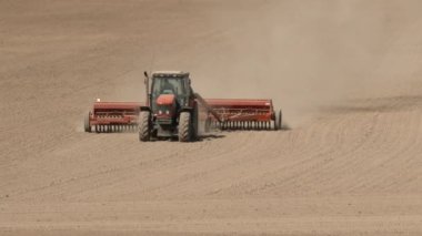 Oregon 'lu çiftçi büyük tarlalarda traktör sürüyor, yeni ekinler için toprağı hazırlıyor..