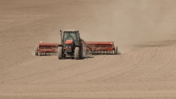 Oregon Agricultor Dirigindo Trator Através Grande Campo Preparando Solo Para — Vídeo de Stock