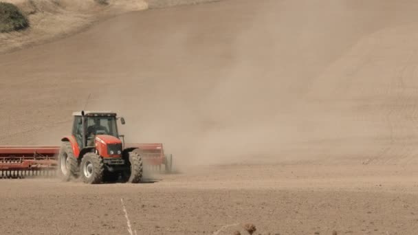 大規模なフィールドを介してオレゴン州の農家の運転トラクター 新しい作物のための土壌を準備 — ストック動画