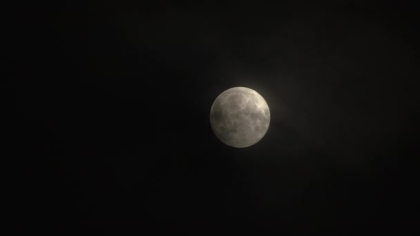 Der Seltene Vollmond Wird Echtzeit Von Wolken Verschluckt Die Nachts — Stockvideo