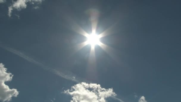 青空の日に輝く太陽の時間の経過と雲が通過し ジェットコーナーが撮影されました — ストック動画