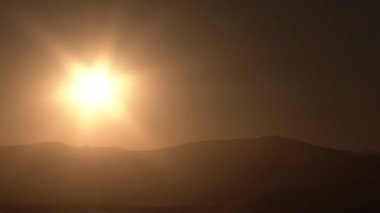 Pasifik, Kuzeybatı, Oregon ve Washington sınırlarındaki dağlık arazide güneş yavaşça yükseliyor..