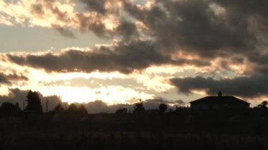 Bulutlar, gün batımında Washington 'daki çiftlik evinin üzerinden geçer..