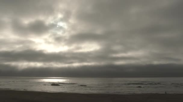 オレゴン海岸の太平洋上の日没近くの嵐の空 — ストック動画