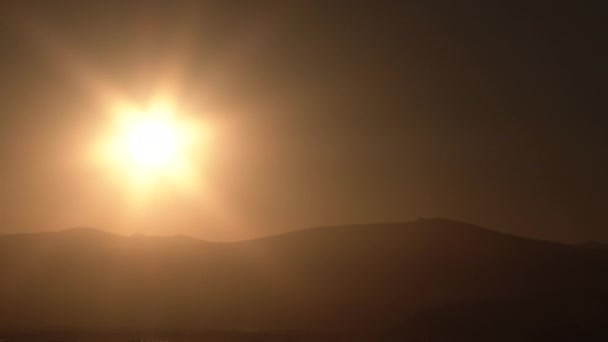 太平洋岸北西部 オレゴン州とワシントン州の国境の山岳地帯の上でゆっくりと昇る太陽 4K時間の経過 — ストック動画
