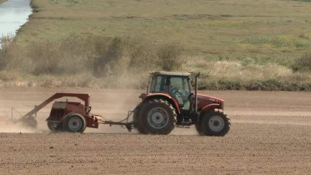 オレゴン州の農場で新鮮な作物を播種しながらトラクター運転の人 — ストック動画