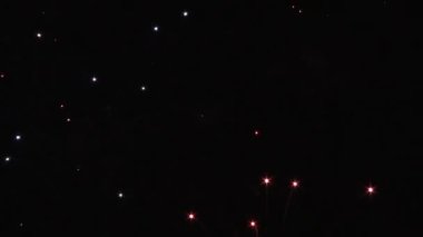 Gece kutlamalarında çeşitli havai fişekler patlıyor..