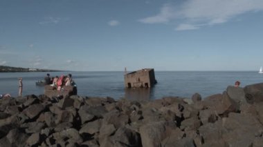 Bir grup çocuk yaz tatilini Duluth, Minnesota 'daki Superior Gölü' nün oradaki buz evinde geçiriyorlar..