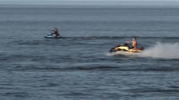 Emberek Élvezik Napot Superior Tavon Jet Skivel Duluthban Minnesotában — Stock videók