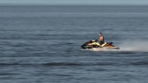 Gente Disfruta Día Lago Superior Con Motos Acuáticas Duluth Minnesota — Vídeos de Stock