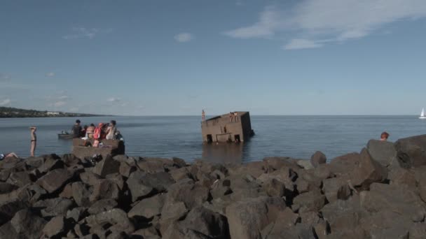 Grupa Dzieciaków Cieszy Się Latem Spędzonym Przy Lodowisku Duluth Minnesota — Wideo stockowe