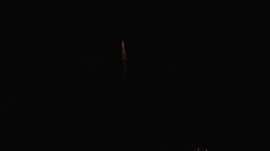 Gece 4K büyük havai fişek kutlaması.