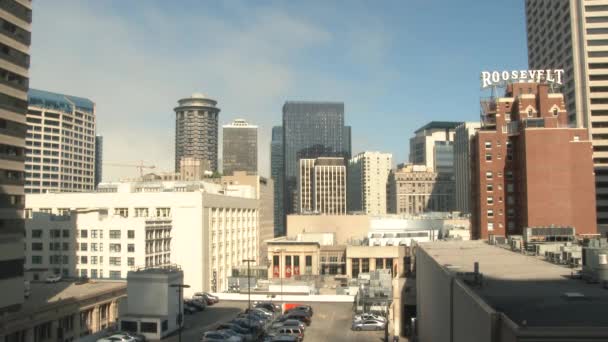 在华盛顿州西雅图市中心的建筑物里 清晨的雾气经过了时间的流逝 — 图库视频影像