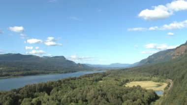 Columbia Nehri Vadisi, Oregon ve Washington 'un güzel mavi gökyüzü gününde yüksek bir yükseklikte çekimini yapıyoruz..