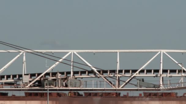 明尼苏达州都卢斯市苏必利尔湖的大型货船驶入港口城市时 巨大的号角发出了信号 — 图库视频影像