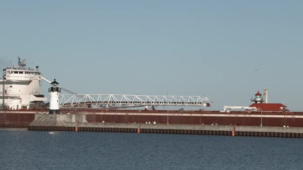 从明尼苏达州都卢斯的苏必利尔湖 Lake Superior 驶入港口时 来自大型货船和舰桥补给船的巨大号角发出了信号 — 图库视频影像